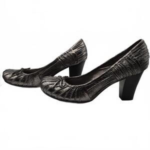 Apepazza Lavanda Women's 6.5 Ruffle Leather Gunmetal Bow Pumps